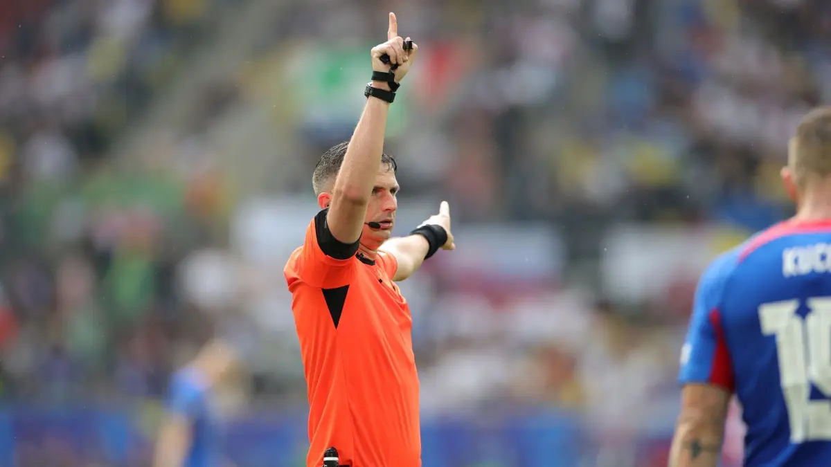 Euro 2024: Slowakei — Ukraine: 21.06.2024, Nordrhein-Westfalen, Düsseldorf: Fußball, UEFA Euro 2024, EM, Slowakei - Ukraine, Vorrunde, Gruppe E, Spieltag 2, Düsseldorf Arena, Schiedsrichter Michael Oliver gestikuliert. Foto: Rolf Vennenbernd/dpa +++ dpa-Bildfunk +++