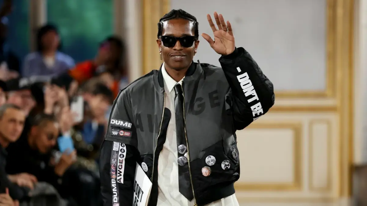 Fashion Week in Paris: 21.06.2024, Frankreich, Paris: Der Designer ASAP Rocky nimmt den Applaus entgegen nach der Präsentation der Pret-a-porter-Kollektion für Frühjahr/Sommer 2025 von American Sabotage. Foto: Vianney Le Caer/Invision/AP/dpa +++ dpa-Bildfunk +++