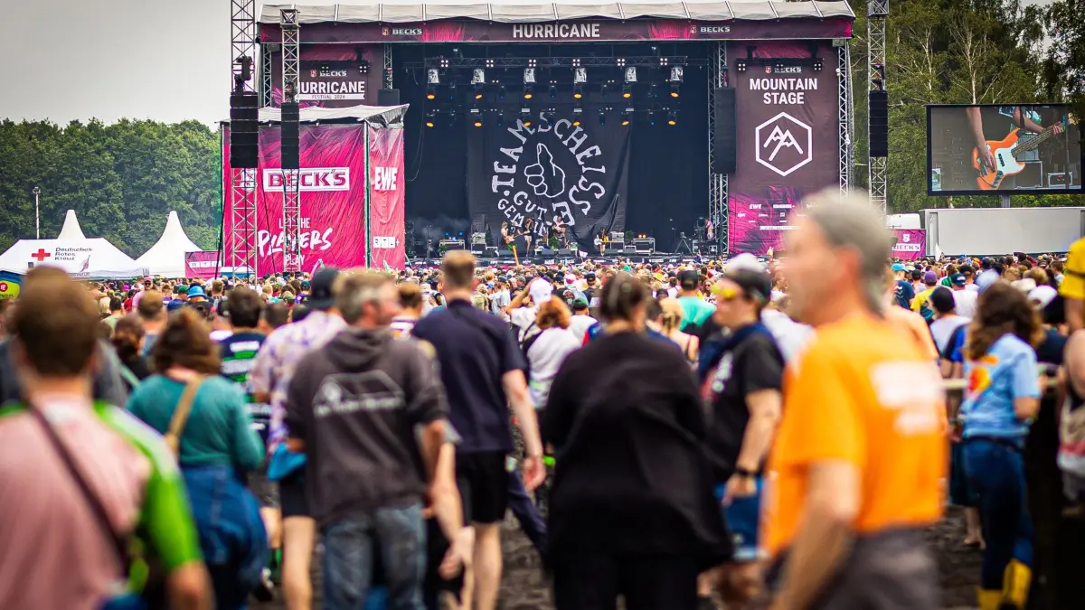 Hurricane Festival 2024: 22.06.2024, Niedersachsen, Scheeßel: Festivalbesucher verfolgen den Auftritt der Band «Team Scheisse» beim Hurricane Festival. Das Open-Air-Festival findet vom 21. bis zum 23.06. statt. Foto: Moritz Frankenberg/dpa +++ dpa-Bildfunk +++
