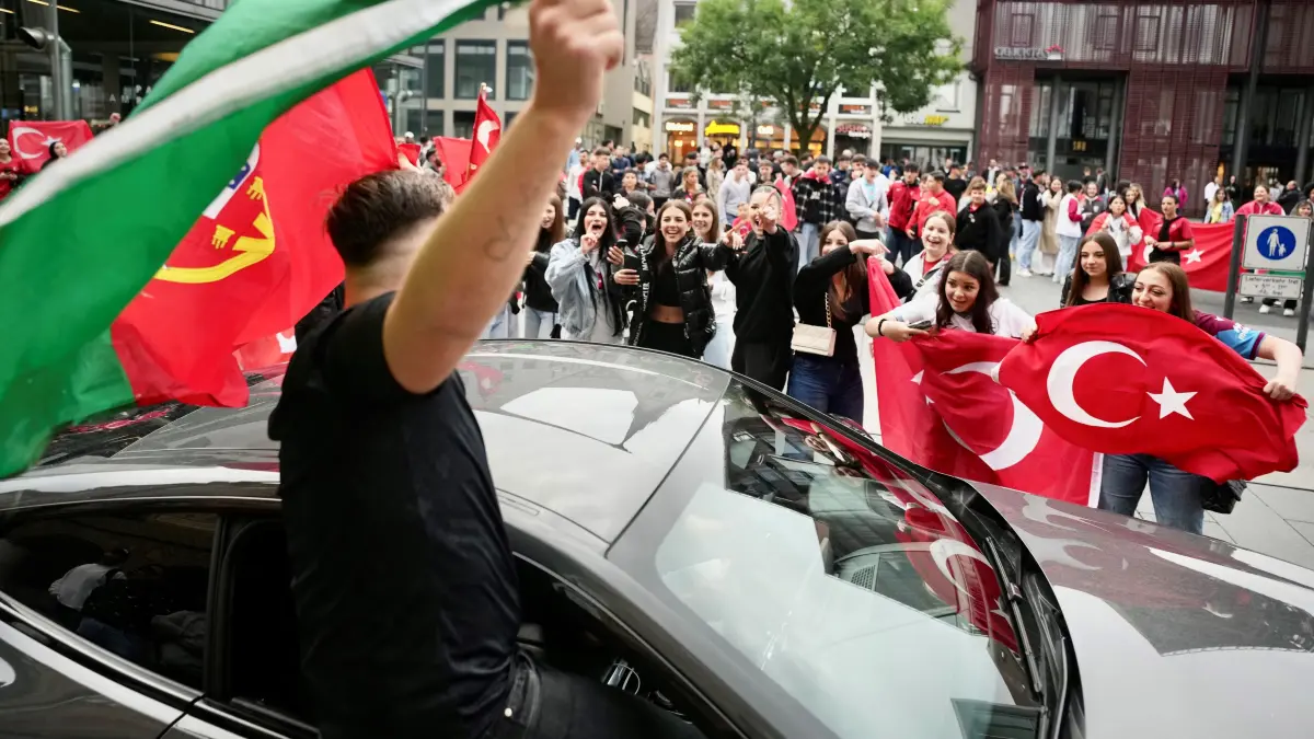 Türkei Portugal EM Autokorso Ulm Neue Mitte