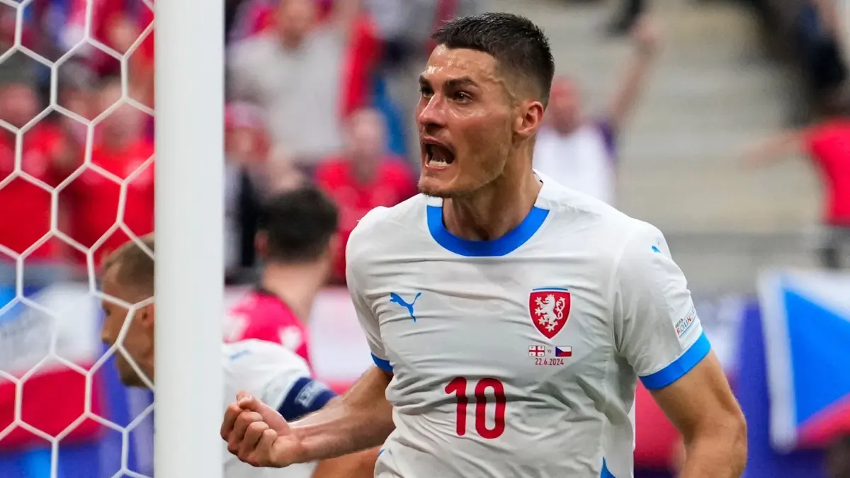 Euro 2024: Georgien — Tschechien: 22.06.2024, Hamburg: Fußball: EM, UEFA Euro 2024, Georgien - Tschechien, Vorrunde, Gruppe F, Spieltag 2, Volksparkstadion Hamburg, Tschechiens Patrik Schick jubelt nach seinm Tor zum 1:1-Ausgleich. Foto: Ebrahim Noroozi/AP +++ dpa-Bildfunk +++