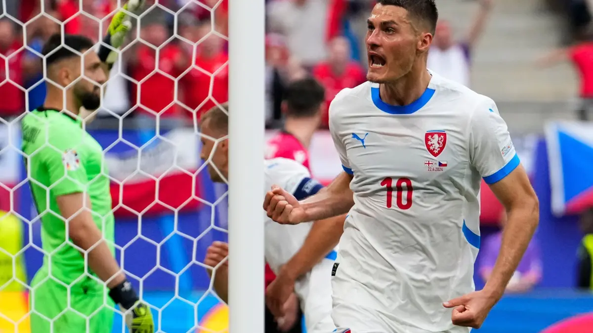 Euro 2024: Georgien — Tschechien: 22.06.2024, Hamburg: Fußball: EM, UEFA Euro 2024, Georgien - Tschechien, Vorrunde, Gruppe F, Spieltag 2, Volksparkstadion Hamburg, Tschechiens Patrik Schick jubelt nach seinm Tor zum 1:1-Ausgleich. Foto: Ebrahim Noroozi/AP +++ dpa-Bildfunk +++