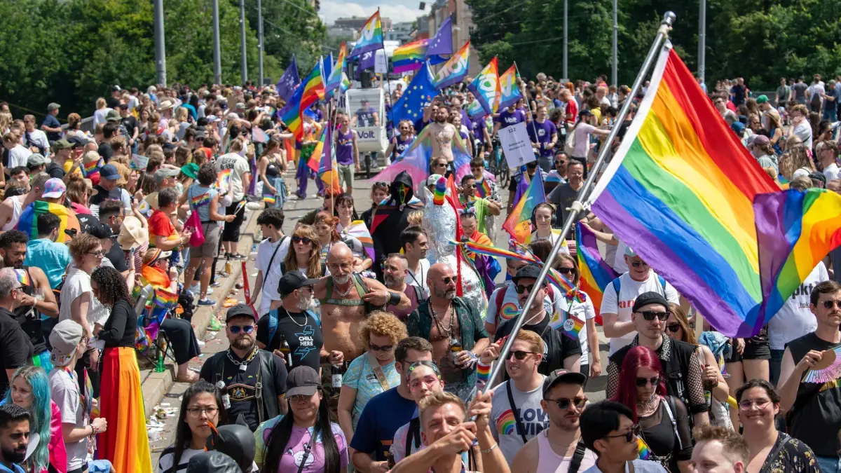 Christopher Street Day 2024: 22.06.2024, Bayern, München: Beim Christopher Street Day feuern zahlreiche Menschen unter bunten Fahnen. Zigtausende Menschen demonstrierten in einem bunten Umzug für die Rechte der queeren Szene. Foto: Stefan Puchner/dpa +++ dpa-Bildfunk +++