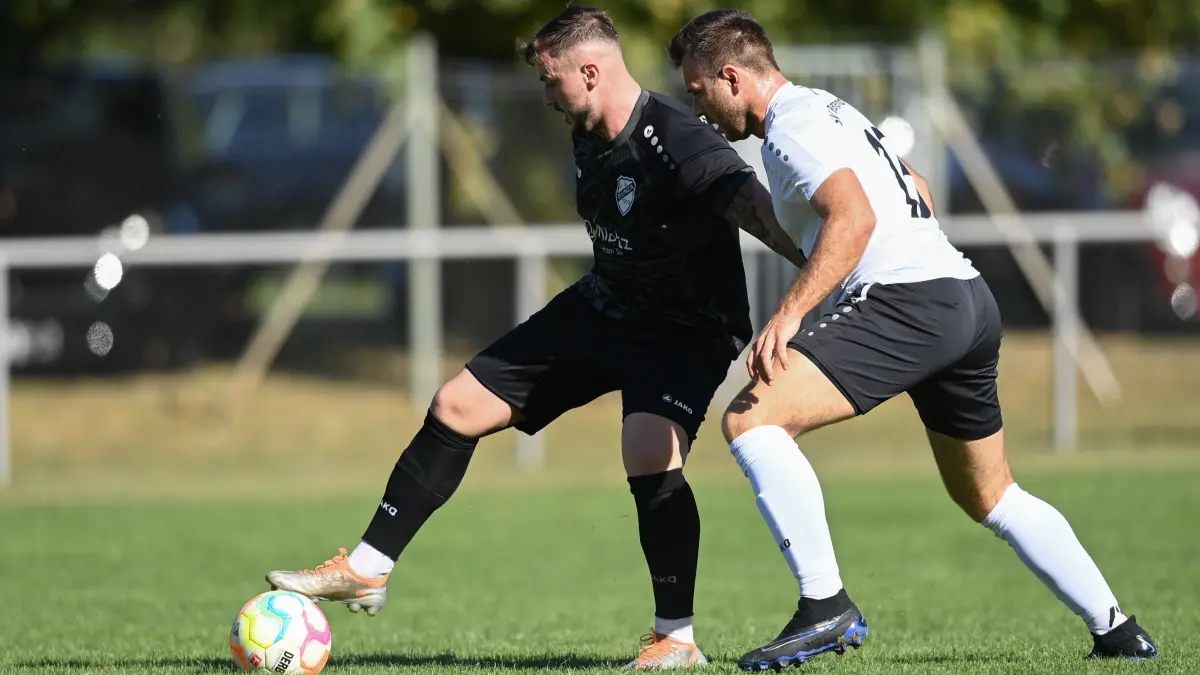 Pascal Seil (li, #10, FV Bisingen) im Zweikampf mit Matthias Zehnder (re, #13, SV Rangendingen)
GER, SV Rangendingen - FV Bisingen, Fussball, Bezirksliga Zollern, Spielzeit 2023/2024, 01.10.2023
Foto: Eibner-Pressefoto/Moritz Liss