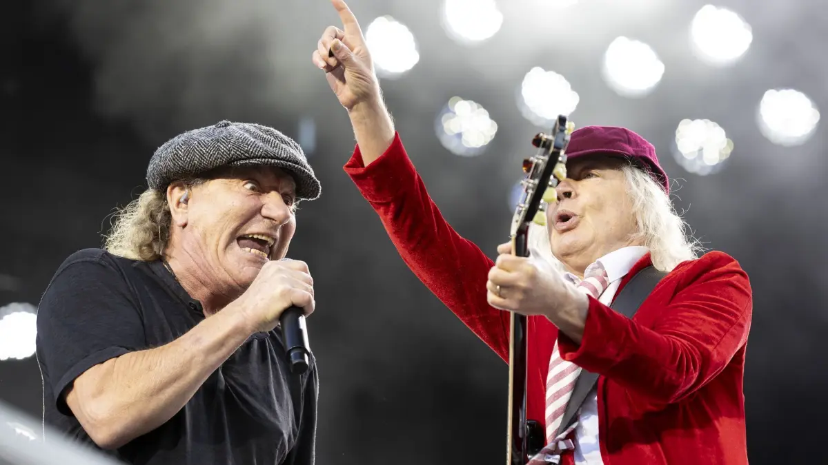 AC/DC Auftritt in Wien: 23.06.2024, Österreich, Wien: Sänger Brian Johnson und Gitarrist Angus Young treten beim Konzert der Band AC/DC im Ernst-Happel-Stadion in Wien auf. Foto: Tobias Steinmaurer/APA/dpa +++ dpa-Bildfunk +++