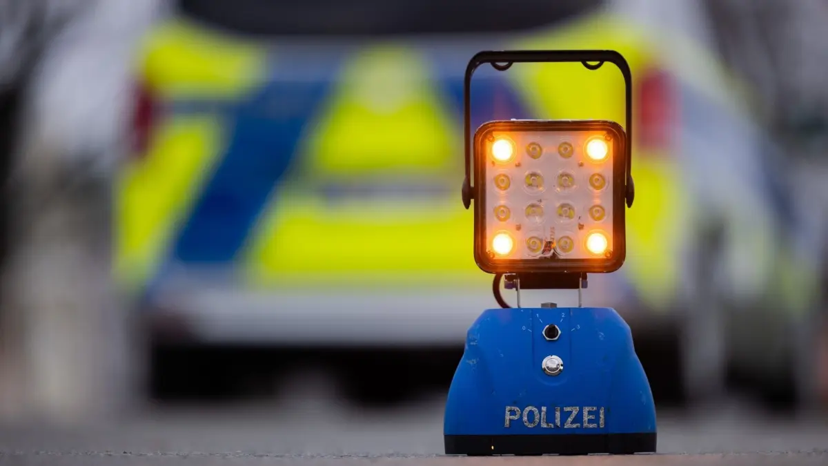 Eine Warnleuchte der Polizei steht auf der Straße