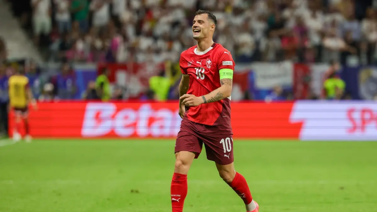 Euro 2024: Schweiz — Deutschland: 23.06.2024, Hessen, Frankfurt/M.: Fußball: EM, Schweiz - Deutschland, Vorrunde, Gruppe A, 3. Spieltag, Frankfurt Arena, der Schweizer Granit Xhaka am Ball. (zu dpa: «Für Kumpel Rodriguez: Schweizer Xhaka spielt kurz den Berater») Foto: Christian Charisius/dpa +++ dpa-Bildfunk +++