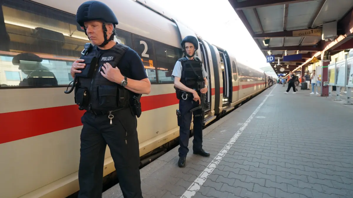Großeinsatz der Polizei am Ulmer Hauptbahnhof: Beamte der Bundes-, Landes- und der Ulmer Polizei haben am Montagabend den Bereich abgesperrt.