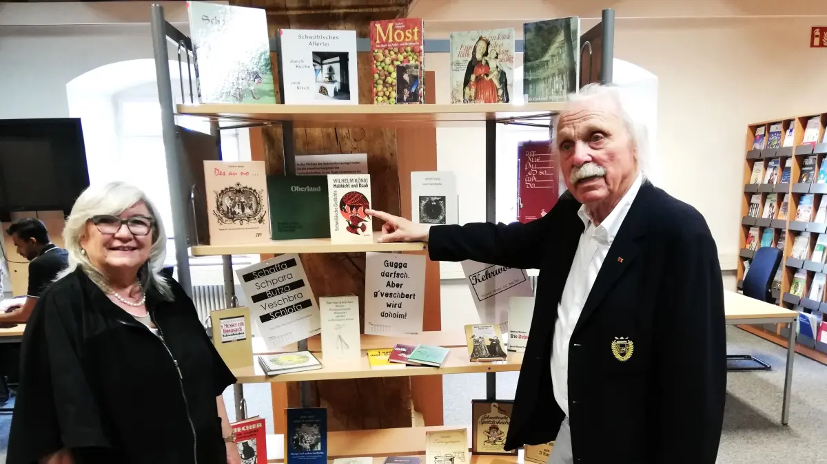 Mundartarchiv Weingarten: Schriftsteller und Sammler Wilhelm König mit der PH-Rektorin Karin Schweizer.
