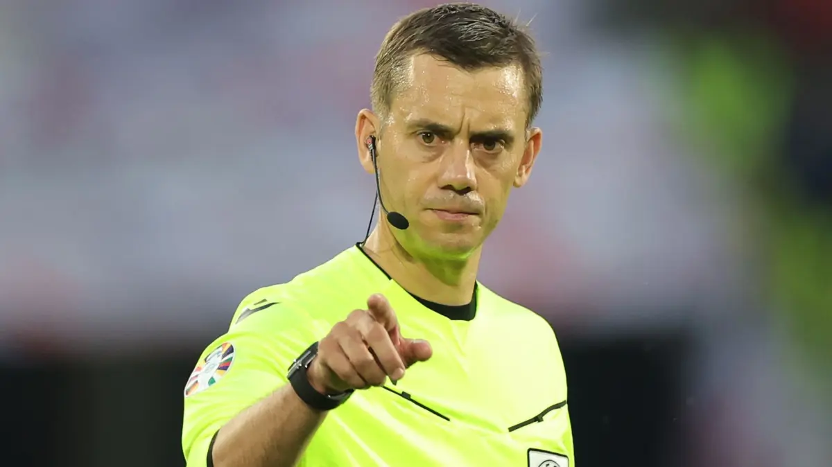 Euro 2024: England - Slowenien: 25.06.2024, Nordrhein-Westfalen, Köln: Fußball, UEFA Euro 2024, EM, England - Slowenien, Vorrunde, Gruppe C, Spieltag 3, Köln Stadion, Schiedsrichter Clement Turpin gestikuliert. Foto: Rolf Vennenbernd/dpa +++ dpa-Bildfunk +++