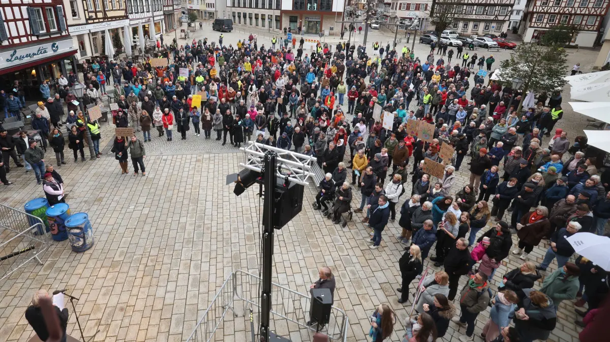 Demo gegen Rechtsextremismus auf dem Marktplatz in Bad Urach: Demo gegen Rechtsextremismus auf dem Marktplatz in Bad Urach.