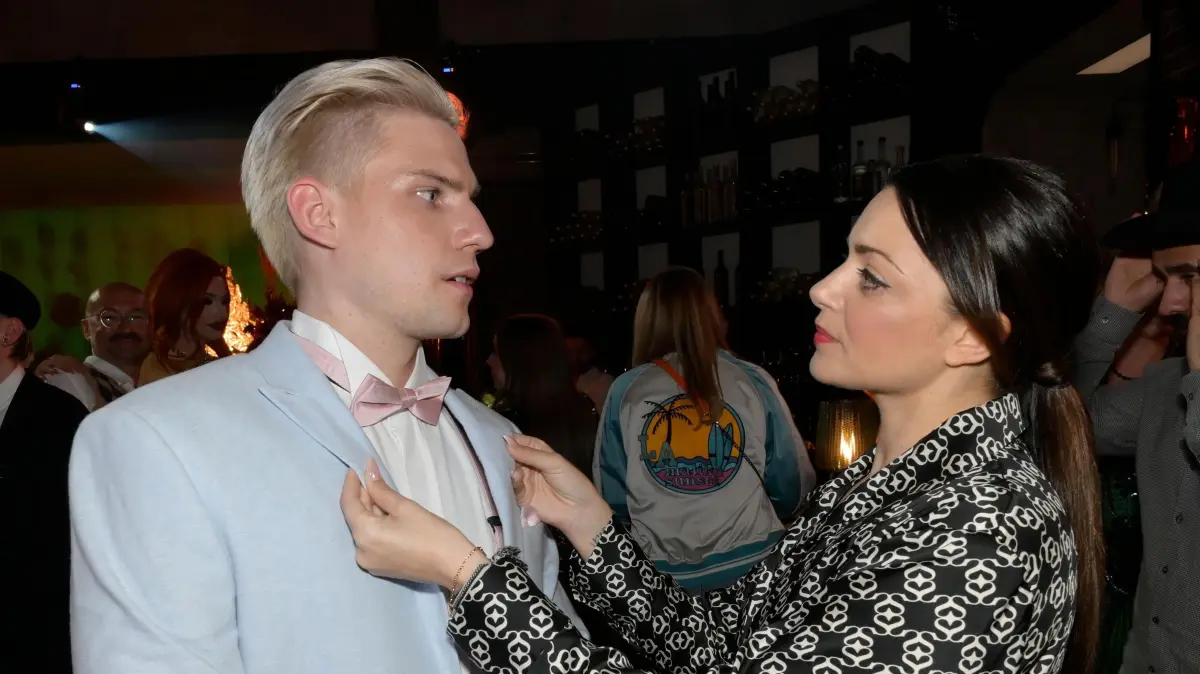 Moritz (Lennart Borchert) will nicht mehr für Emily (Anne Menden) arbeiten.