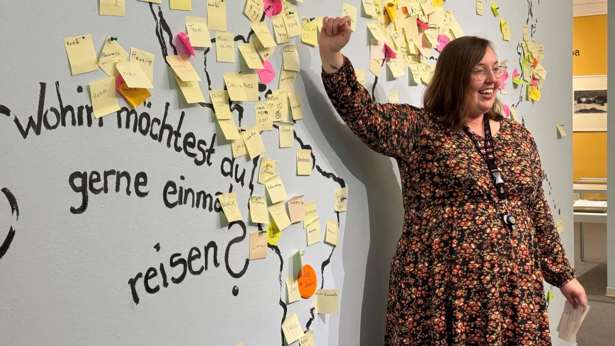 Museumspädagogin Carina Rosenlehner macht mit den Kindern eine Reise um die Welt.
