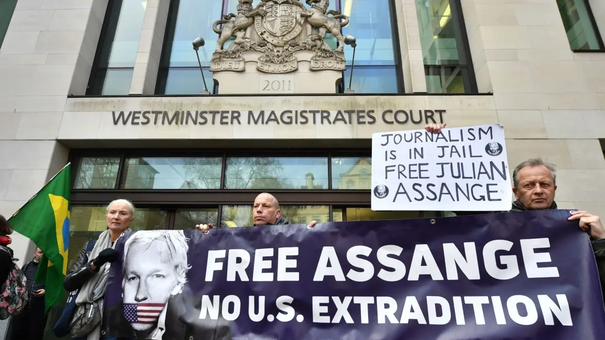 Wikileaks-Gründer Assange: ARCHIV - 13.01.2020, England, London: Unterstützer des Wikileaks-Gründers Julian Assange halten ein Transparent während eines Protestes vor dem Westminster Magistrates Court, wo Assange zu einer administrativen Anhörung im Zusammenhang mit seiner Auslieferung an die Vereinigten Staaten erscheint, da ihm vorgeworfen wird, er habe sich verschworen, in einen geheimen Pentagon-Computer einzubrechen.Nach Verhandlungen mit den US-Behörden über einen Deal wurde Julian Assange vom High Court in London gegen Kaution aus dem Belmarsh-Gefängnis entlassen, wie WikiLeaks mitteilte. Foto: Dominic Lipinski/PA Wire/dpa +++ dpa-Bildfunk +++