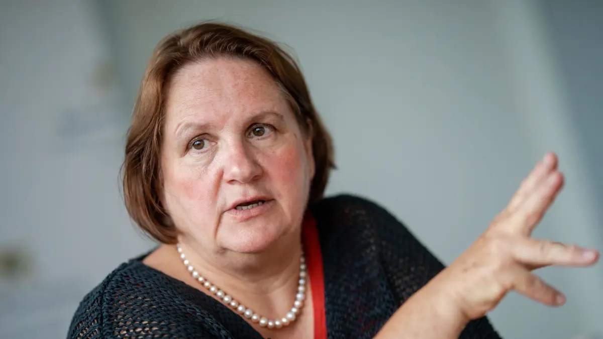 ARCHIV - 27.07.2023, Baden-Württemberg, Stuttgart: Theresa Schopper (Bündnis 90/Die Grünen), Ministerin für Kultus, Jugend und Sport des Landes Baden-Württemberg, bei einem Interview mit der dpa. (zu dpa: «Schopper: «Keine Kinder mehr einschulen, die nicht schulreif sind»») Foto: Christoph Schmidt/dpa +++ dpa-Bildfunk +++