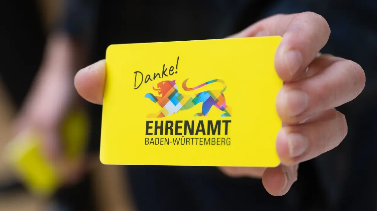 Ehrenamtskarte Baden-Württemberg: 26.06.2024, Baden-Württemberg, Stuttgart: Eine Mitarbeiterin des Sozialministeriums Baden-Württemberg zeigt vor einer Pressekonferenz im Sozialministerium Baden-Württemberg eine Ehrenamtskarte. Knapp ein Jahr nach der probeweisen Einführung der Ehrenamtskarte in den Landkreisen Calw und Ostalbkreis und den Städten Freiburg und Ulm wurden in einer Pressekonferenz die Ergebnisse eines Modellprojekts vorgestellt. Ehrenamtlich Tätige in vier Modellregionen erhielten nach Angaben des Sozialministeriums als Anerkennung für ihr Engagement die so genannte Ehrenamtskarte. Foto: Marijan Murat/dpa +++ dpa-Bildfunk +++