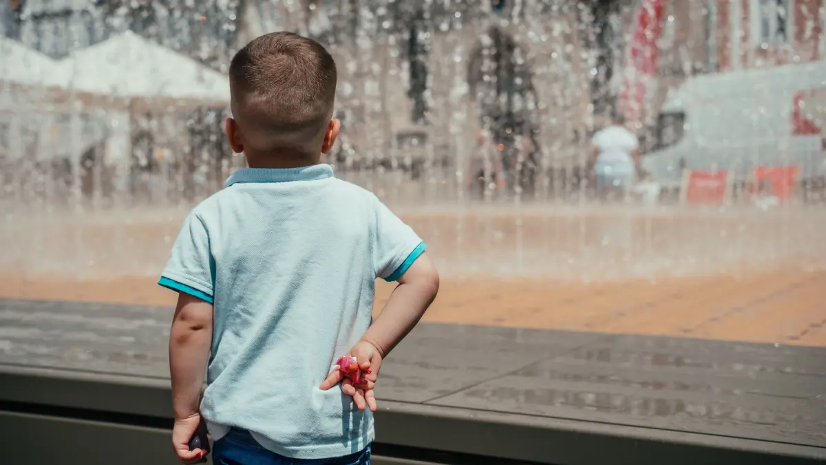 Erstmal skeptisch war dieser junge Besucher des Reutlinger Marktplatzes, als er vor den Wasserfontänen des "Playfountain" stand.