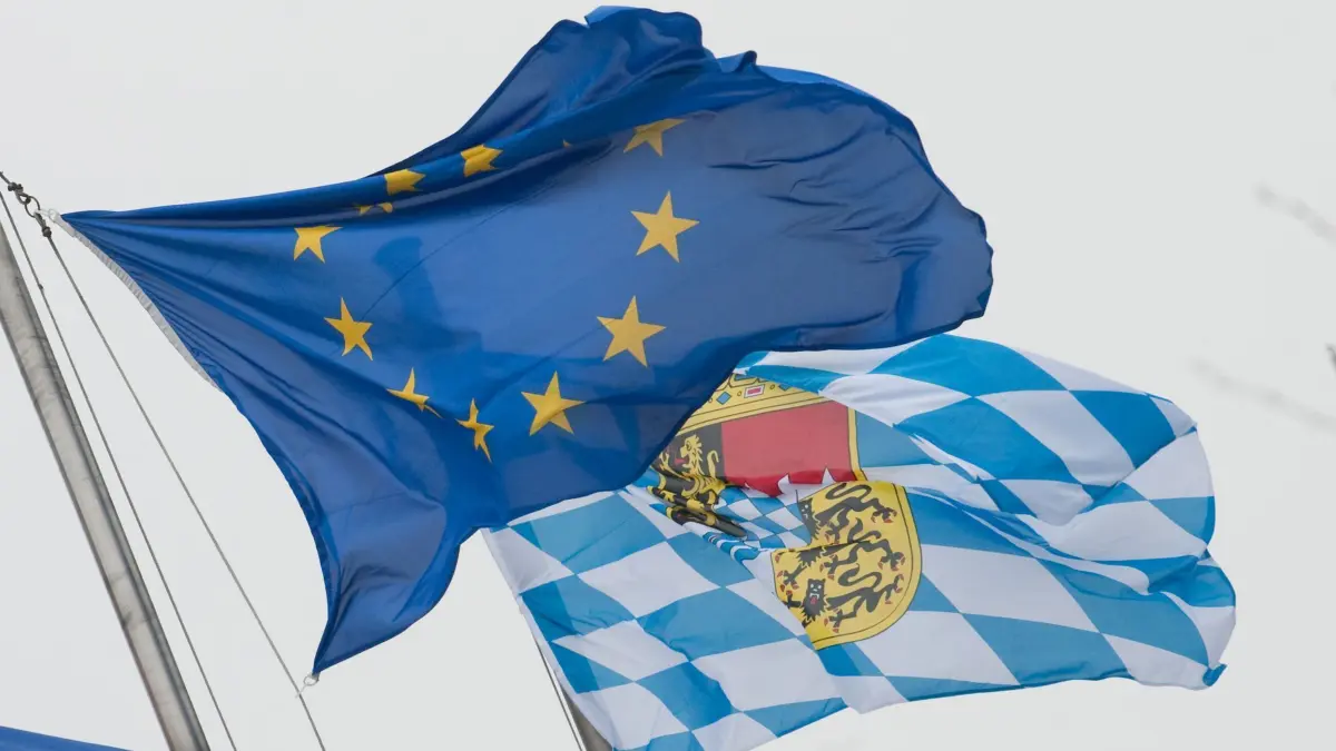 Europaflagge und Bayernflagge: ARCHIV - 29.01.2012, Bayern, München: 29.01.2012, Bayern, München: Eine Europa- und eine Bayernflagge wehen nebeneinander. (zu dpa: «Endgültiges Ergebnis der Europawahl ohne wesentliche Veränderungen») Foto: Andreas Gebert/dpa +++ dpa-Bildfunk +++