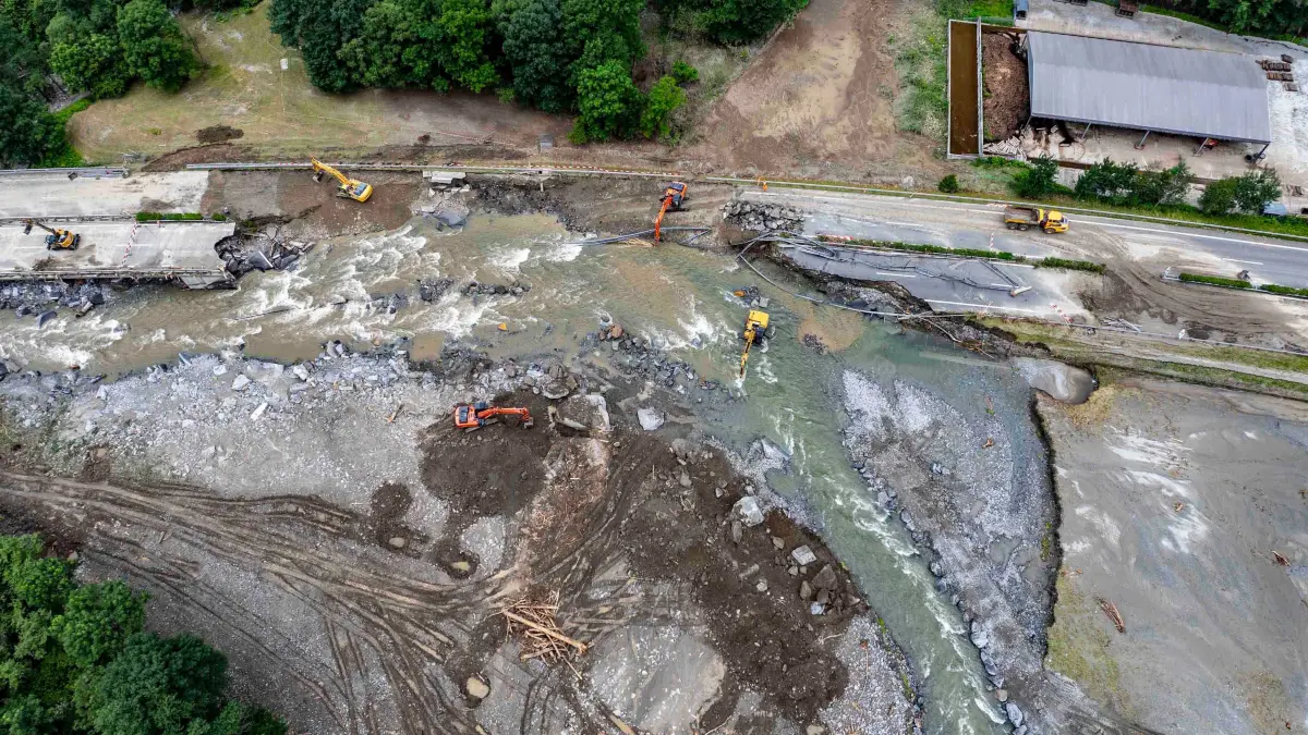Die A13 in der Schweiz ist auf einem Abschnitt von 200 Metern zerstört; Aufnahme vom 25.06.2024