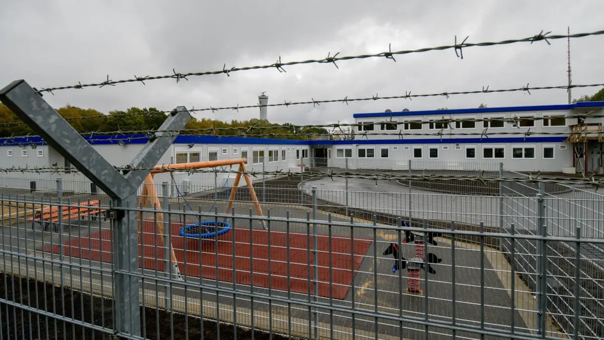 Ausreisegewahrsam am Flughafen Hamburg: ARCHIV - 21.10.2016, Hamburg: Stacheldraht umgibt die Container des neuen Ausreisegewahrsams am Hamburger Flughafen. (zu dpa: «Kabinett beschließt erleichterte Ausweisung nach Terrorverherrlichung») Foto: Axel Heimken/dpa +++ dpa-Bildfunk +++