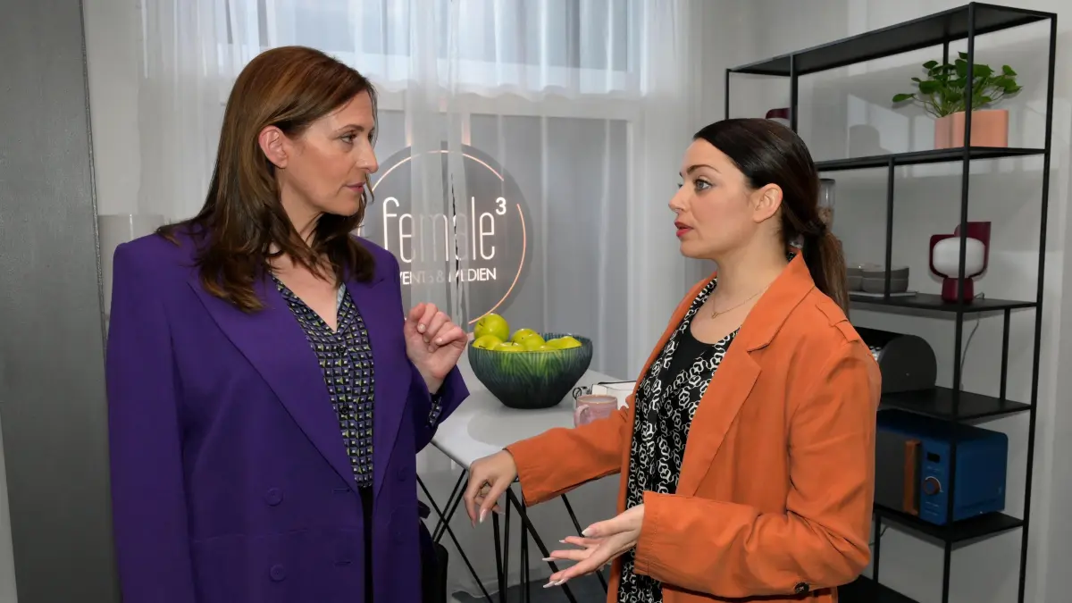 Katrin (Ulrike Frank, l.) und Emily (Anne Menden) können nicht miteinander arbeiten.