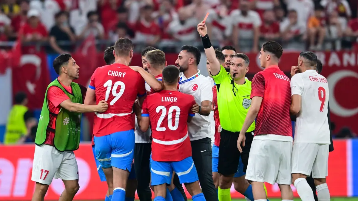 Euro 2024: Tschechien - Türkei: 26.06.2024, Hamburg: Fußball, UEFA Euro 2024, EM, Tschechien - Türkei, Vorrunde, Gruppe F, Spieltag 3, Volksparkstadion Hamburg, Schiedsrichter Istvan Kovacs aus Rumänien zeigt Tschechiens Tomas Chory die Rote Karte. Foto: Sina Schuldt/dpa +++ dpa-Bildfunk +++