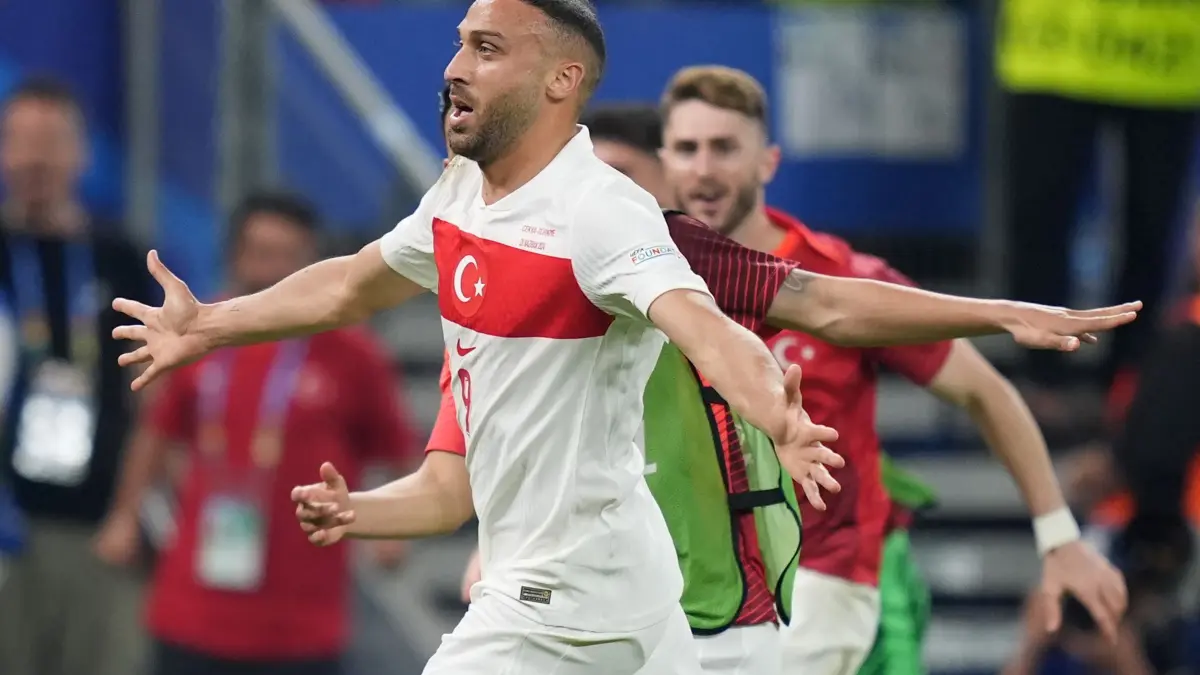Euro 2024: Tschechien - Türkei: 26.06.2024, Hamburg: Fußball: Fußball, UEFA Euro 2024, EM, Tschechien - Türkei, Vorrunde, Gruppe F, Spieltag 3, Volksparkstadion Hamburg, Cenk Tosun von der Türkei feiert sein Tor zum 1:2. Foto: Marcus Brandt/dpa +++ dpa-Bildfunk +++