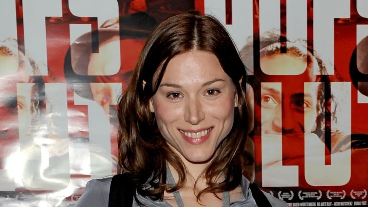 ARCHIV - Die Schauspielerin Lena Ehlers, aufgenommen am 21.09.2010 in Berlin. Lena Ehlers kehrt nicht als Dascha Badak zu «Gute Zeiten, Schlechte Zeiten» («GZSZ») zurück. Die 32-Jährige war mit der Geburt ihres ersten Kind Aron Leo vor einem Jahr vom Bildschirm verschwunden. Foto: Jens Kalaene/dpa (zu lbn «Lena Ehlers kommt nicht zurück zu «GZSZ» » vom 22.10.2012) +++ dpa-Bildfunk +++