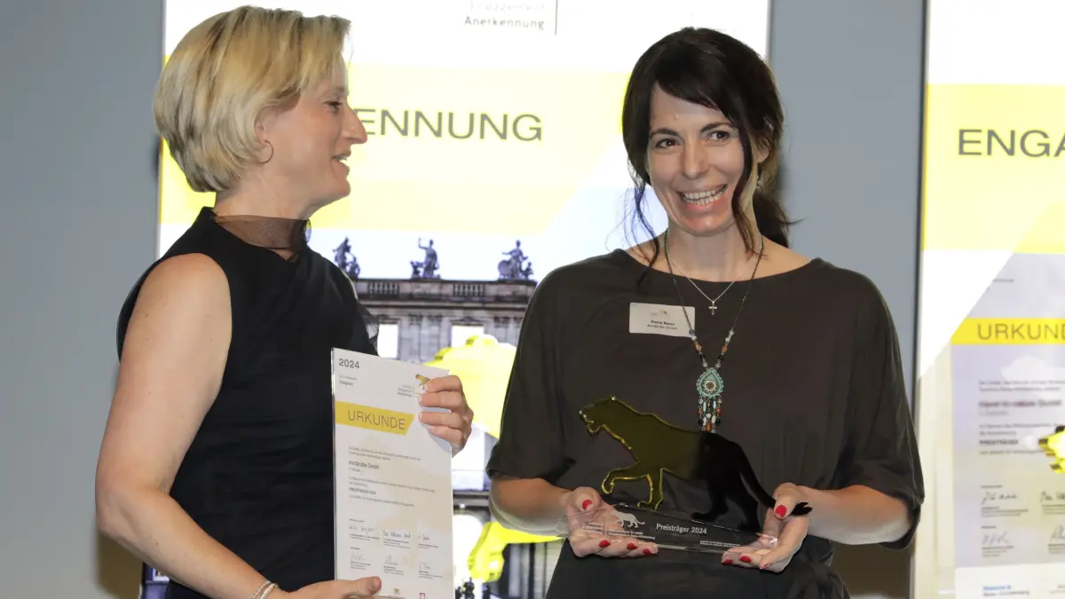 Die Freude ist groß: Dr. Nicole Hoffmeister-Kraut, Ministerin für Wirtschaft, Arbeit und Tourismus des Landes Baden-Württemberg (links) zeichnet Petra Nann von #imländle mit dem Lea-Mittelstandspreis aus.
