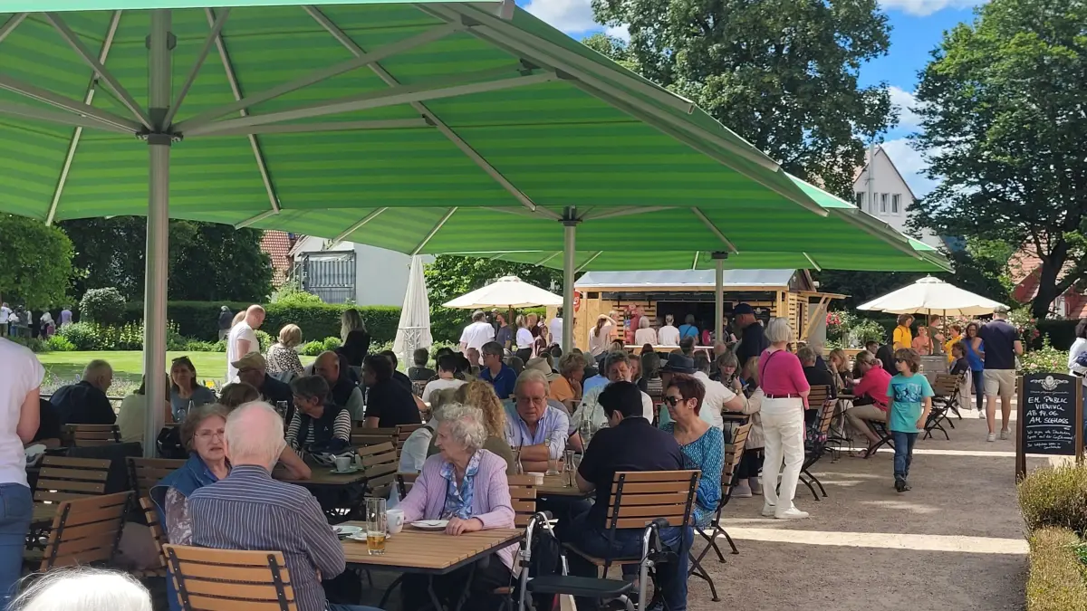 Jetzt gibt es einen Pop-Up-Biergarten auf der Terrasse des Donzdorfer Schlosses.