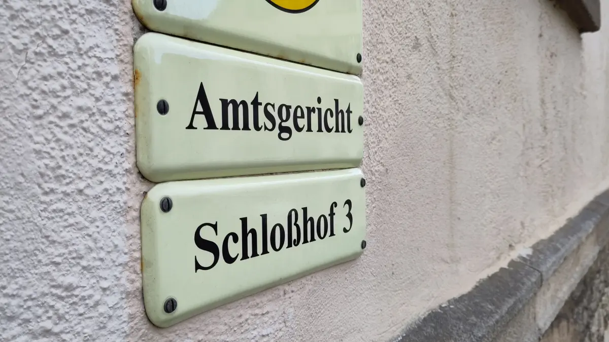 Nach einer Fahrerflucht wurde die Unfallversucherin vor dem Amtsgericht Münsingen zu einer Geldstrafe verurteilt.
