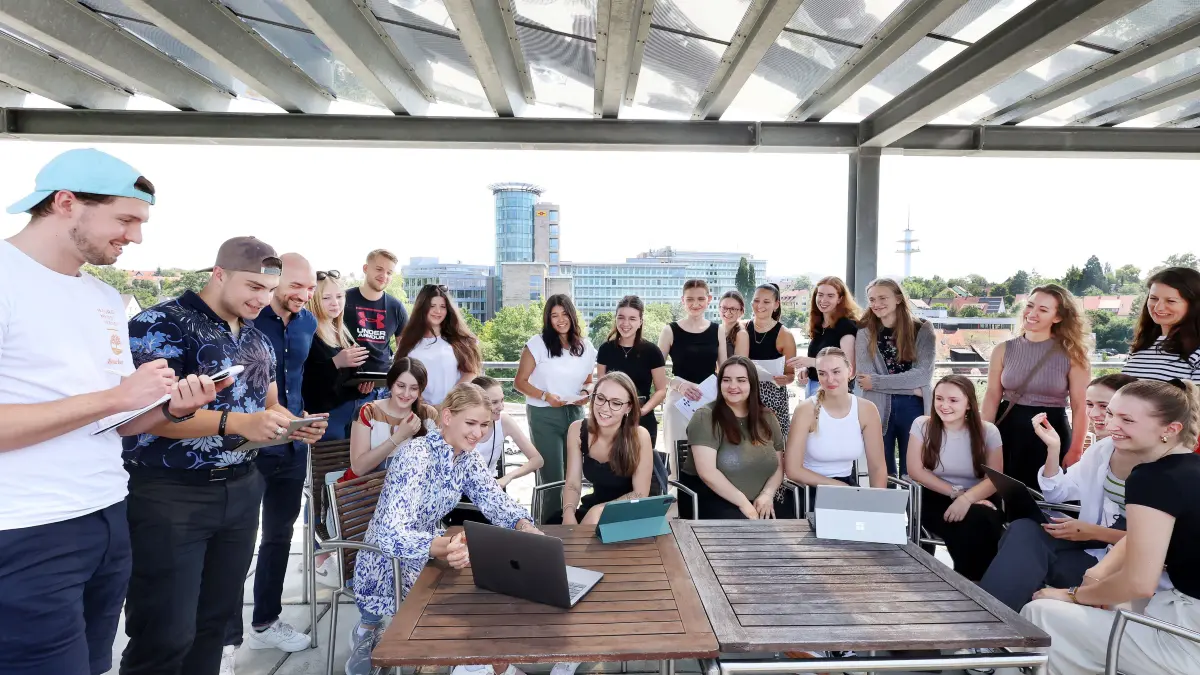 Seminar zum Thema „Vielfalt der Kulturen: Einwanderungsland Deutschland – Wie Künstliche Intelligenz Integrationsherausforderungen lösen kann“ Hochschule Heilbronn, Campus Schwäbisch Hall. Professoren Maren Lay und Benjamin Österle mit Studenten auf dem Hochschuldach mit der Bausparkasse im Hintergrund. Mit dabei Anna Gründler und Lorena Dutt.