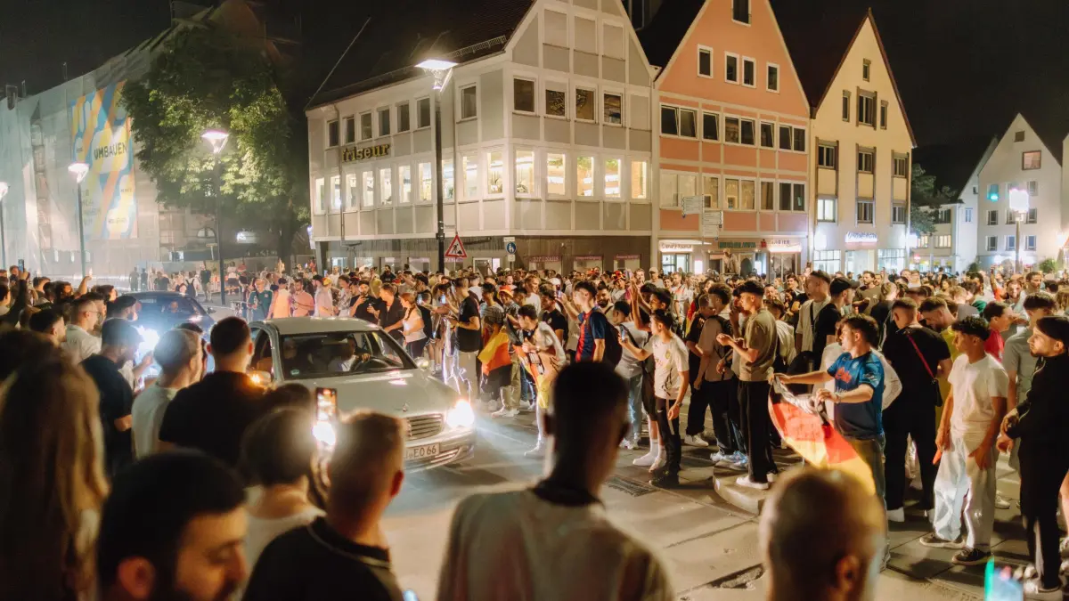 Feiern und Autokorso nach dem EM-Achtelfinalsieg Deutschlands über Dänemark in Ulm