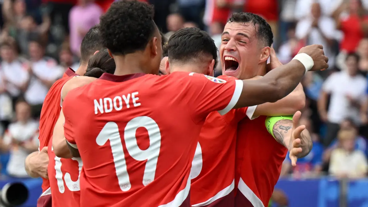 Euro 2024: Schweiz - Italien: 29.06.2024, Berlin: Fußball, UEFA Euro 2024, EM, Schweiz - Italien, Finalrunde, Achtelfinale, Olympiastadion Berlin, Die Schweizer Spieler um Granit Xhaka (r) bejubeln das Tor zum 2:0 durch Vargas (verdeckt). Foto: Robert Michael/dpa +++ dpa-Bildfunk +++