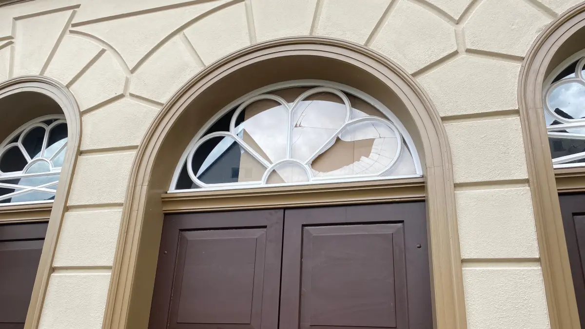 Über der Eingangstür der Alten Synagoge in Hechingen haben unbekannte Täter eine Fensterscheibe zerstört.