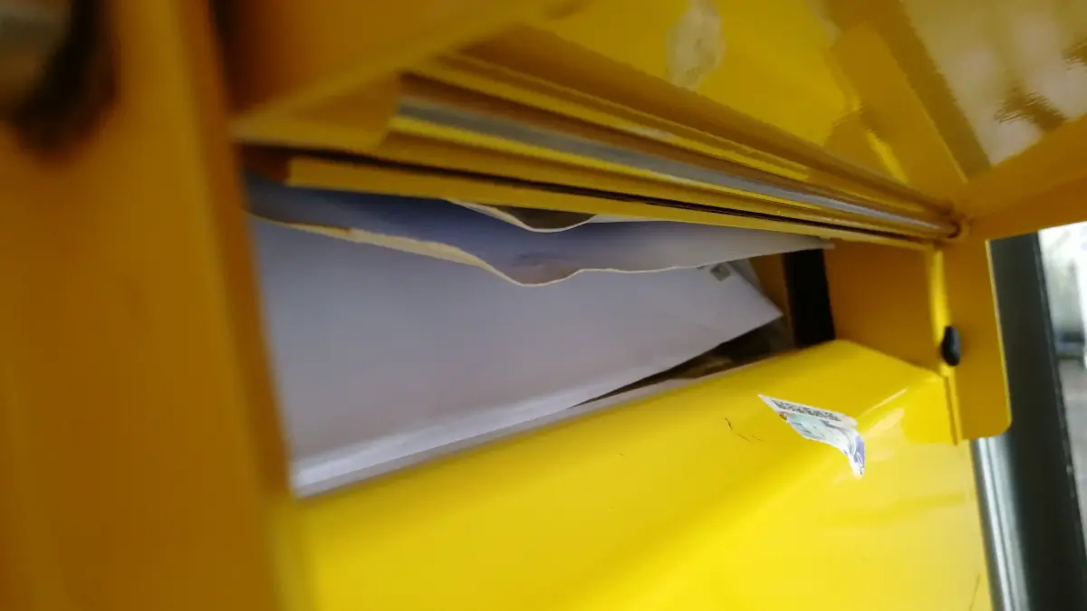 Voll ist noch freundlich formuliert: Bis vor kurzem sah der Briefkasten im Ulmer Hauptbahnhof so aus.