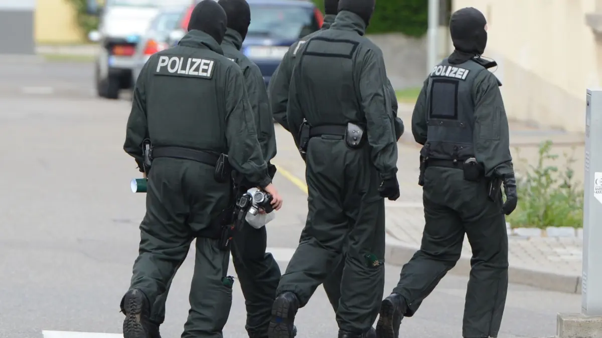 Polizeieinsatz - Symbolbild: ARCHIV - 24.06.2013, Baden-Württemberg, Fellbach: Beamte des SEK verlassen in Baden-Württemberg einen Einsatzort. (zu dpa: «Schüsse aus Schreckschusswaffe in Karlsruhe - Festnahmen») Foto: Franziska Kraufmann/dpa +++ dpa-Bildfunk +++