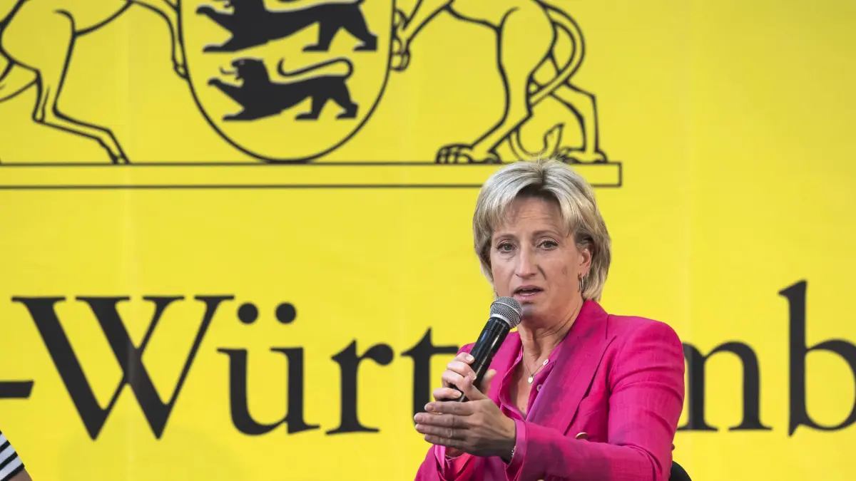 Dr. Nicole Hoffmeister-Kraut CDU, Wirtschaftsministerin BW. Auftaktveranstaltung der Luft- und Raumfahrtstrategie THE Aerospace LÄND. Unter der Dachmarke THE Aerospace LÄND werden die Forschungsaktivitäten und Initiativen gebündelt, um Aktivitäten und Cluster auszubauen und Innovationen zu fördern. Aktuell erwirtschaften in Baden-Württemberg rund 16.000 Beschäftigte jährlich einen Umsatz von über fünf Milliarden Euro in der Luft-und Raumfahrtindustrie. // 06.07.2023: Stuttgart, Baden-Württemberg, Deutschland, Europa *** Dr Nicole Hoffmeister Kraut CDU, Minister of Economic Affairs BW Kick-off event for the aerospace strategy THE Aerospace LÄND Under the umbrella brand THE Aerospace LÄND, research activities a