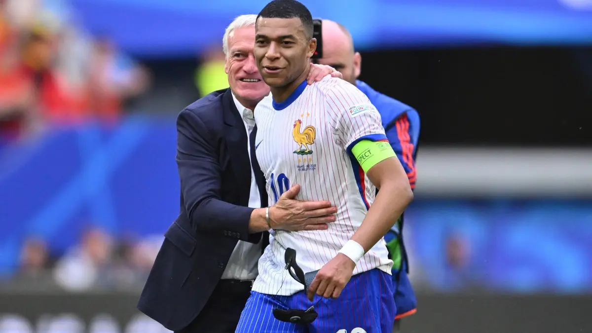 Euro 2024: Frankreich - Belgien: 01.07.2024, Nordrhein-Westfalen, Düsseldorf: Fußball, UEFA Euro 2024, EM, Frankreich - Belgien, Finalrunde, Achtelfinale, Düsseldorf Arena, Frankreichs Trainer Didier Deschamps (l) und Frankreichs Kylian Mbappe feiern nach Spielende. Foto: Marius Becker/dpa +++ dpa-Bildfunk +++