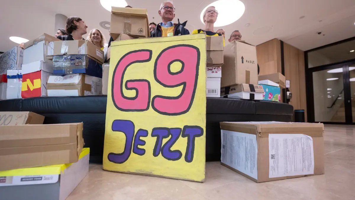 Elterninitiative zum Volksantrag „„G9 Jetzt! BW“: ARCHIV - 26.10.2023, Baden-Württemberg, Stuttgart: Unterstützer der Elternintiative „G9 Jetzt! BW“ stehen im Foyer des Bürger- und Medienzentrum des Landtags von Baden-Württemberg hinter Kartons, in denen sich Unterschriftenlisten befinden. Die Initiative fordert einen Volksantrag für eine flächendeckende Rückkehr zum neunjährigen Gymnasium in Baden-Württemberg. (zu dpa: «Initiative will mit Volksbegehren G9 für alle erstreiten») Foto: Marijan Murat/dpa +++ dpa-Bildfunk +++