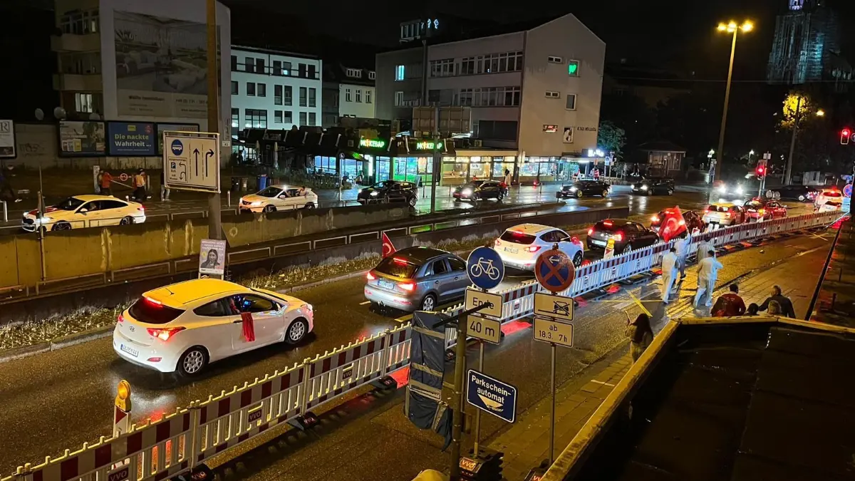 Riesenjubel bei türkischen Fans in Ulm nach dem Achtelfinal-Sieg gegen Österreich
