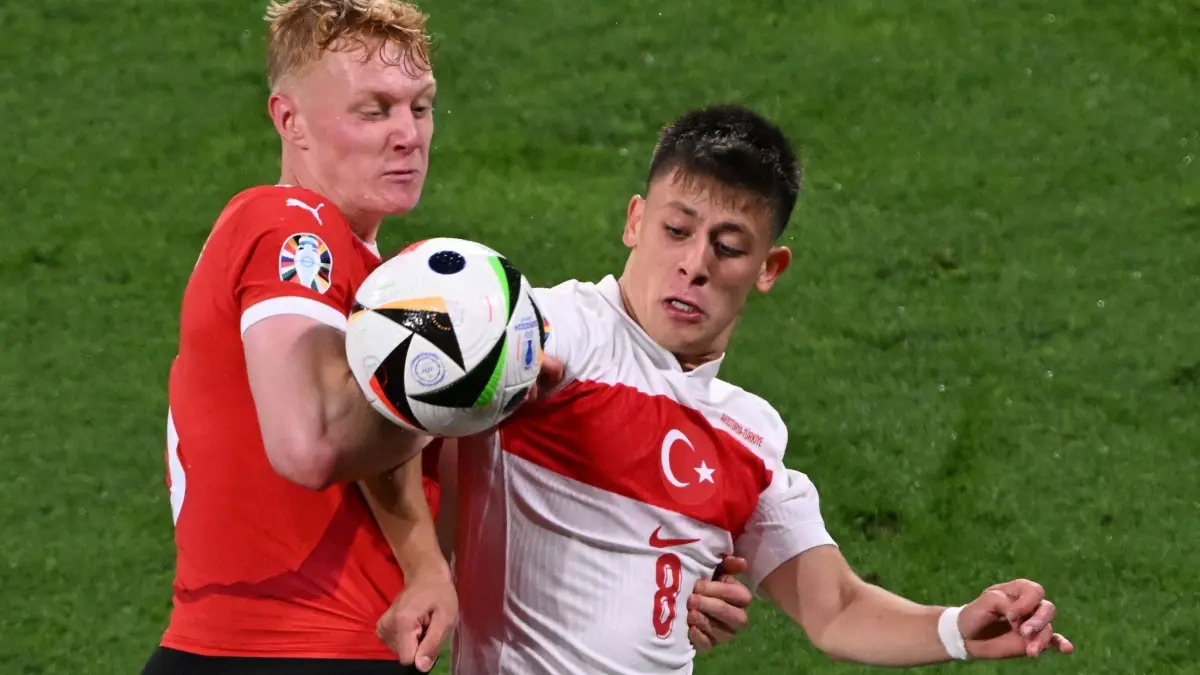Euro 2024: Österreich - Türkei: 02.07.2024, Sachsen, Leipzig: Fußball: EM, Österreich - Türkei, Finalrunde, Achtelfinale, Leipzig Stadion, Österreichs Nicolas Seiwald (l) und Arda Güler von der Türkei kämpfen um den Ball. Foto: Hendrik Schmidt/dpa +++ dpa-Bildfunk +++