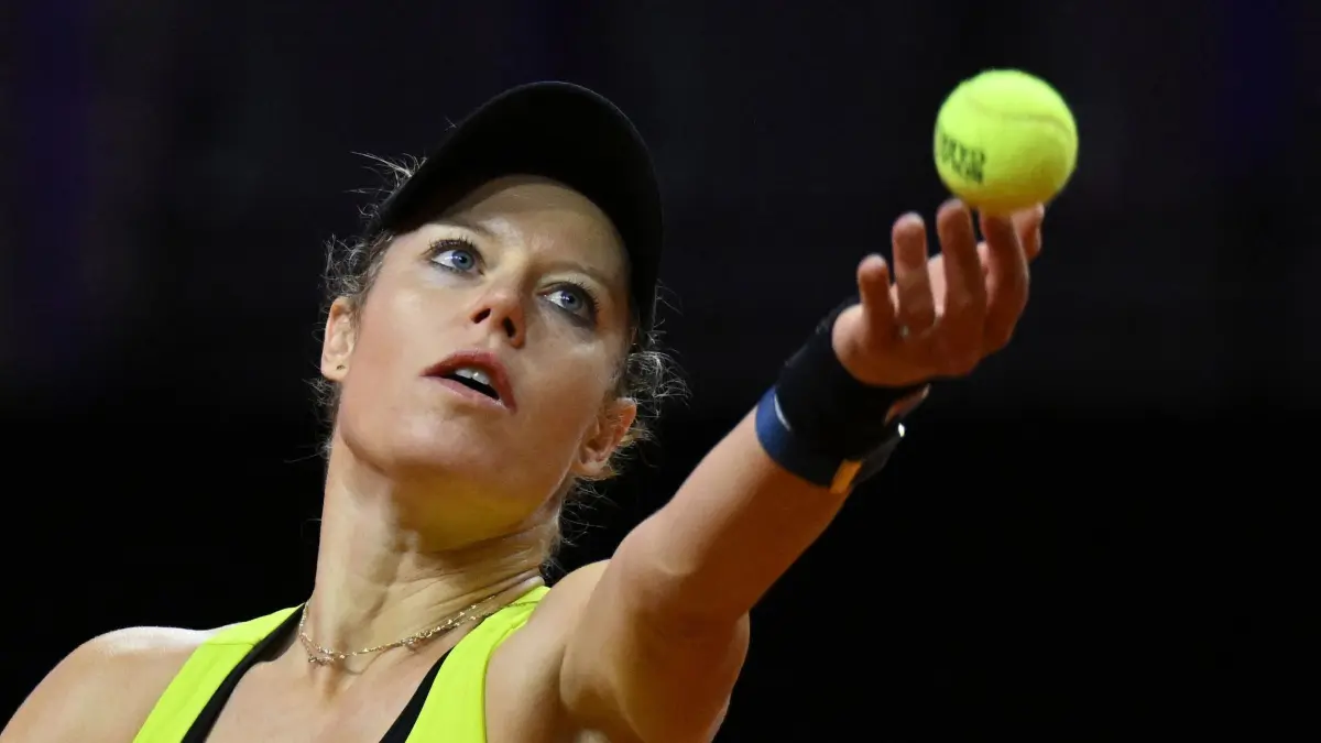 Laura Siegemund: ARCHIV - 17.04.2024, Baden-Württemberg, Stuttgart: Tennis: WTA-Tour - Stuttgart, Einzel, Damen, 1. Runde. Kostyuk (Ukraine) - Siegemund (Deutschland). Laura Siegemund schlägt auf. Laura Siegemund ist in Wimbledon in die zweite Runde eingezogen. (zu dpa: «Nach Regenpausen: Siegemund erreicht zweite Wimbledon-Runde») Foto: Marijan Murat/dpa +++ dpa-Bildfunk +++