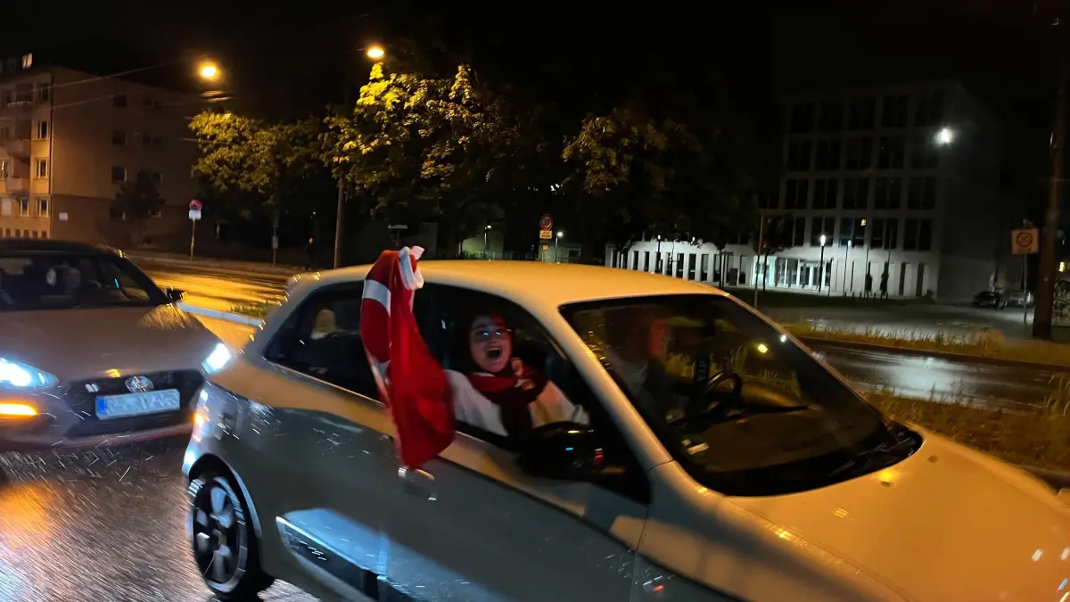 Riesenjubel bei türkischen Fans in Ulm nach dem Achtelfinal-Sieg gegen Österreich
