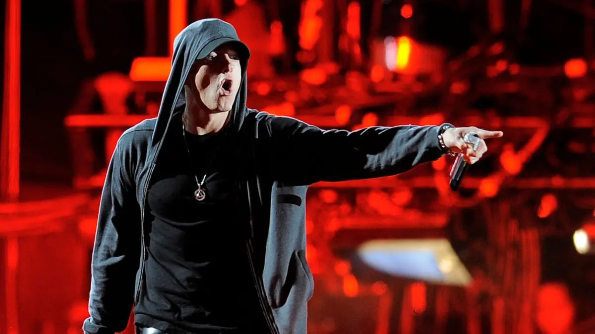 Eminem hat seine neue Single „Tobey“ veröffentlicht. Hier gibt es die Lyrics auf Deutsch und Englisch.