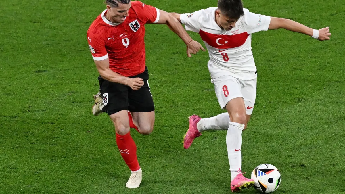 Euro 2024: Österreich - Türkei: 02.07.2024, Sachsen, Leipzig: Fußball: EM, Österreich - Türkei, Finalrunde, Achtelfinale, Leipzig Stadion, Arda Güler von der Türkei (r) und Österreichs Marcel Sabitzer kämpfen um den Ball. Foto: Hendrik Schmidt/dpa +++ dpa-Bildfunk +++