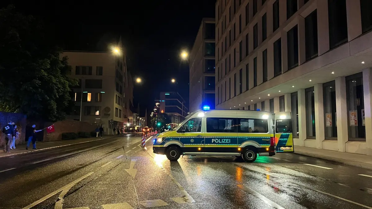 Riesenjubel bei türkischen Fans in Ulm nach dem Achtelfinal-Sieg gegen Österreich