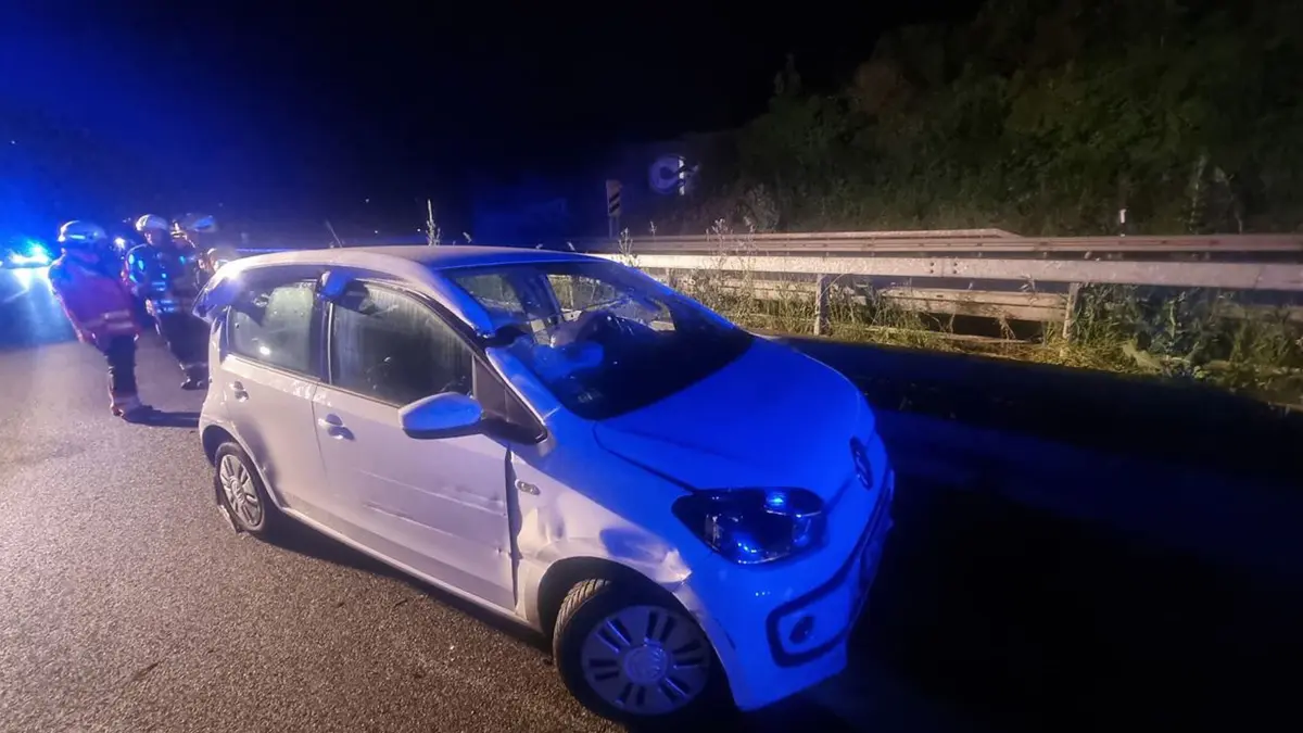 Mit seinem kleinen VW krachte ein 20-Jähriger in der Nacht auf der B 27 in die Leitplanken.