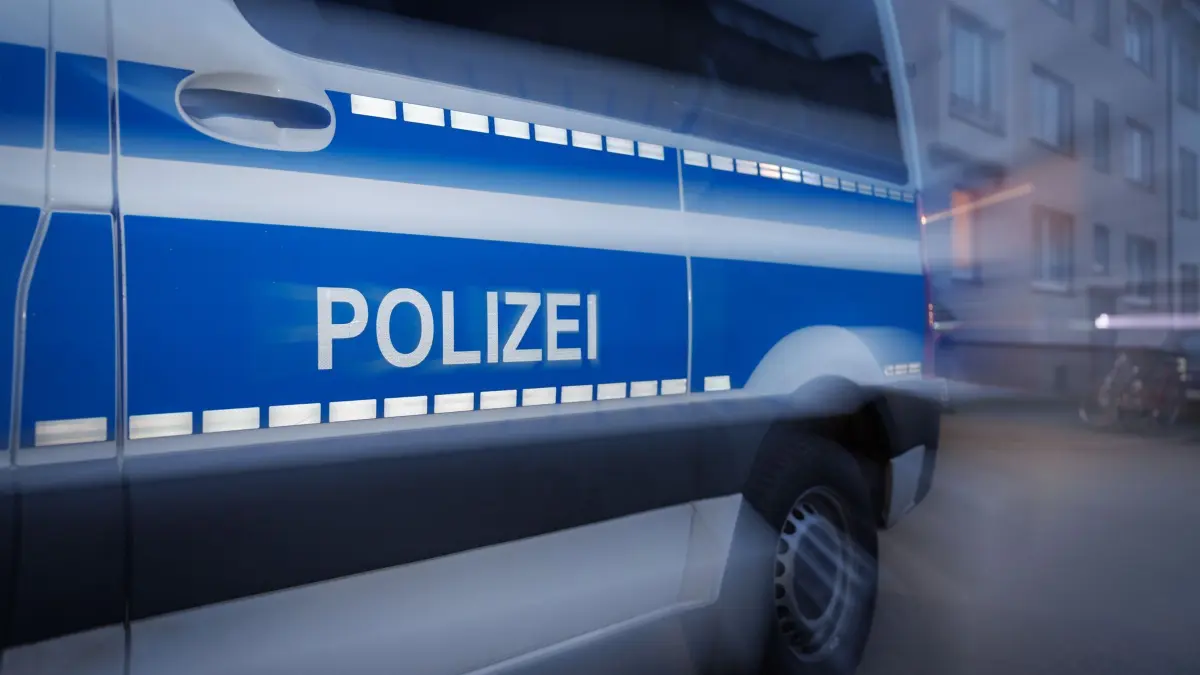 Polizeiauto - Symbolbild: ARCHIV - 05.03.2024, Niedersachsen, Osnabrück: Ein Fahrzeug der Polizei steht auf einer Straße. Bei Wohnungsdurchsuchungen von mutmaßlichen Drogenhändlern hat die Polizei im Landkreis Lüneburg mehr als 160 Kilogramm Amphetamine sichergestellt. (zu dpa: «Drogenfahnder beschlagnahmen mehr als 160 Kilo Amphetamine») Foto: Friso Gentsch/dpa +++ dpa-Bildfunk +++