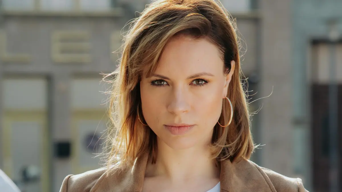 Zoe (Lara Dandelion Seibert) hat es ebenfalls auf die Lehmann-Bank abgesehen.